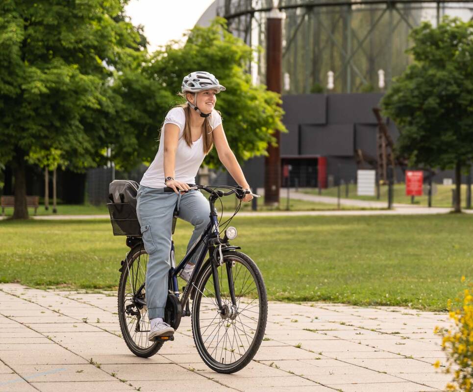 Lena Lorenz auf dem Rad in Pforzheim.