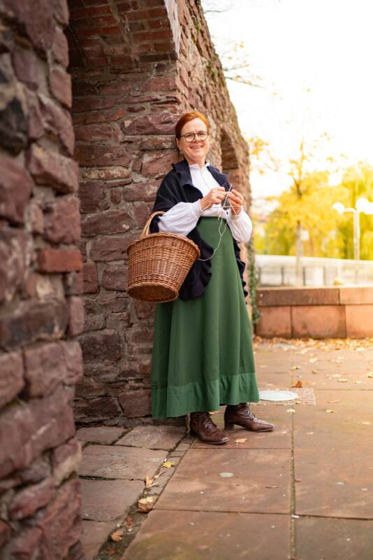 Rasslerin Lina führt durch die Goldstadt