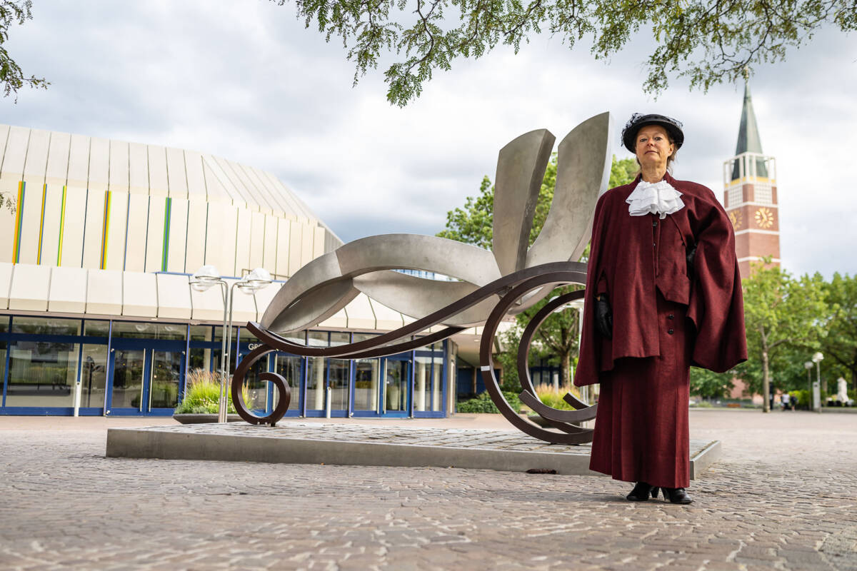 Bertha Benz vor der gleichnamigen Skulptur in Pforzheim