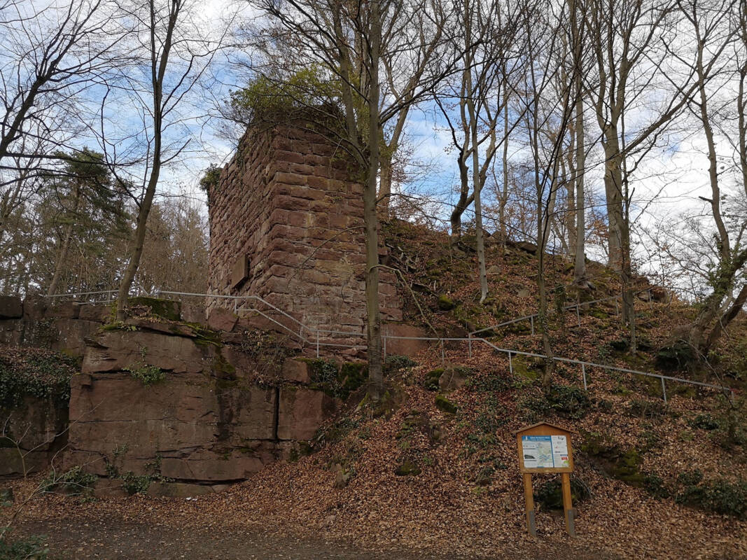 Die Burgruine Kräheneck im Winter